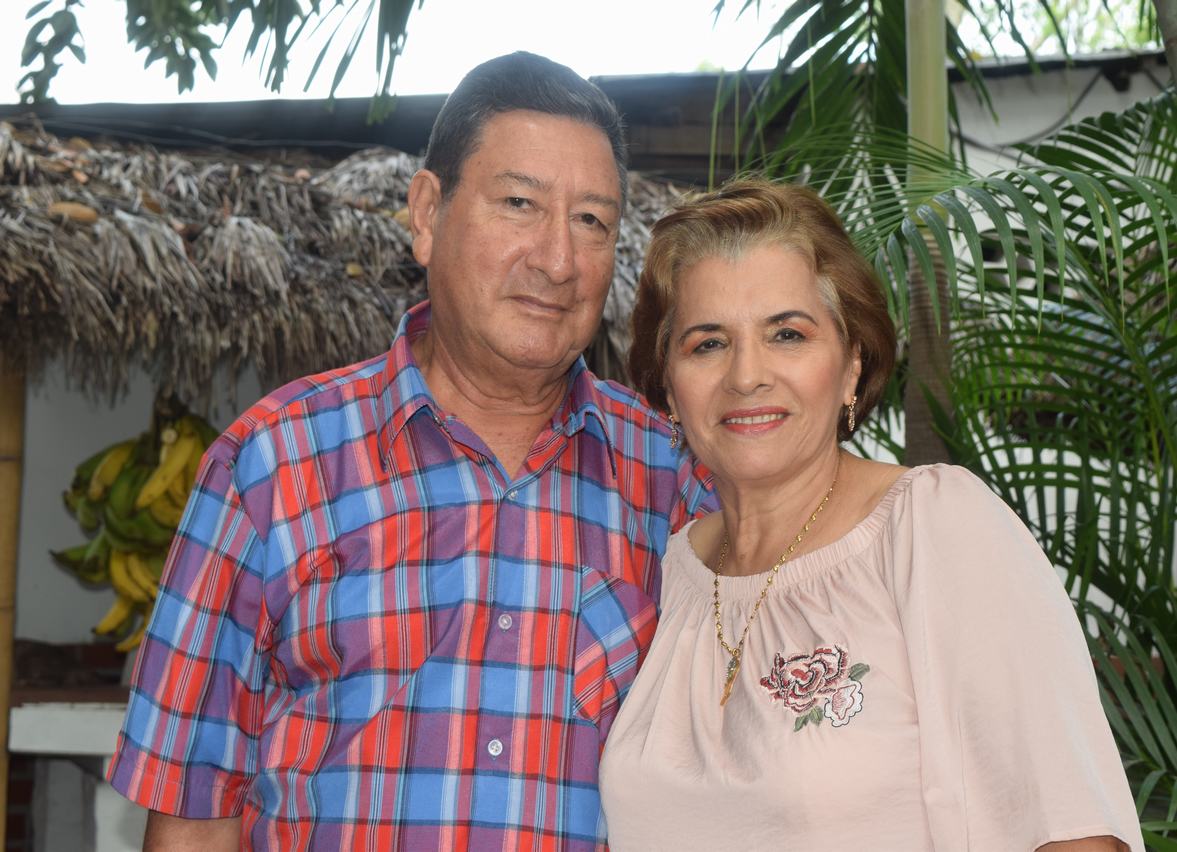 La cumpleañera junto a su esposo German Bautista.